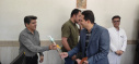 اهدا گل ، تقدیر و تشکر از کارمندان حوزه اداری به مناسبت روز کارمند