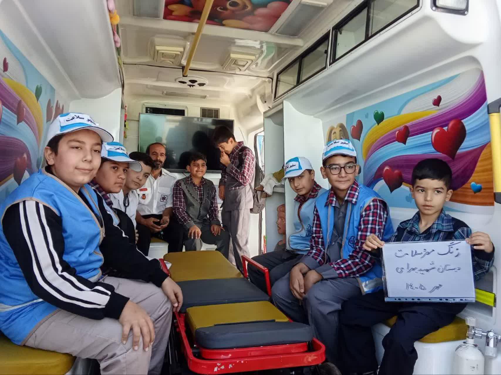مهر با آموزش‌های نجات‌بخش اورژانس ۱۱۵ در مدرسه شهید بهرامی آغاز شد